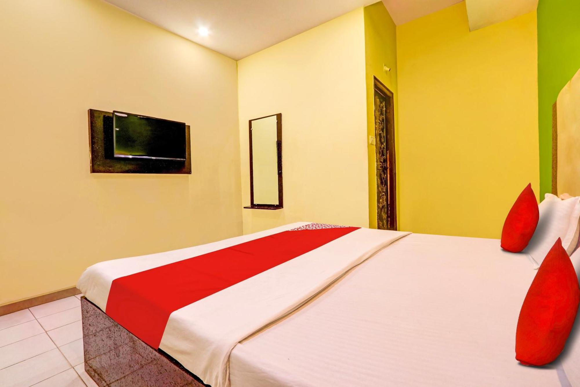 Oyo Flagship Hotel Samruddhi Lodge Nirmal  Buitenkant foto