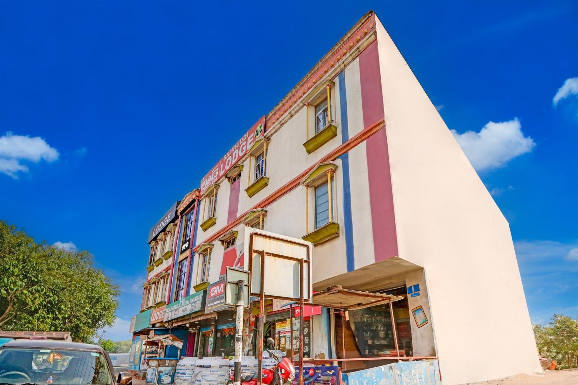 Oyo Flagship Hotel Samruddhi Lodge Nirmal  Buitenkant foto