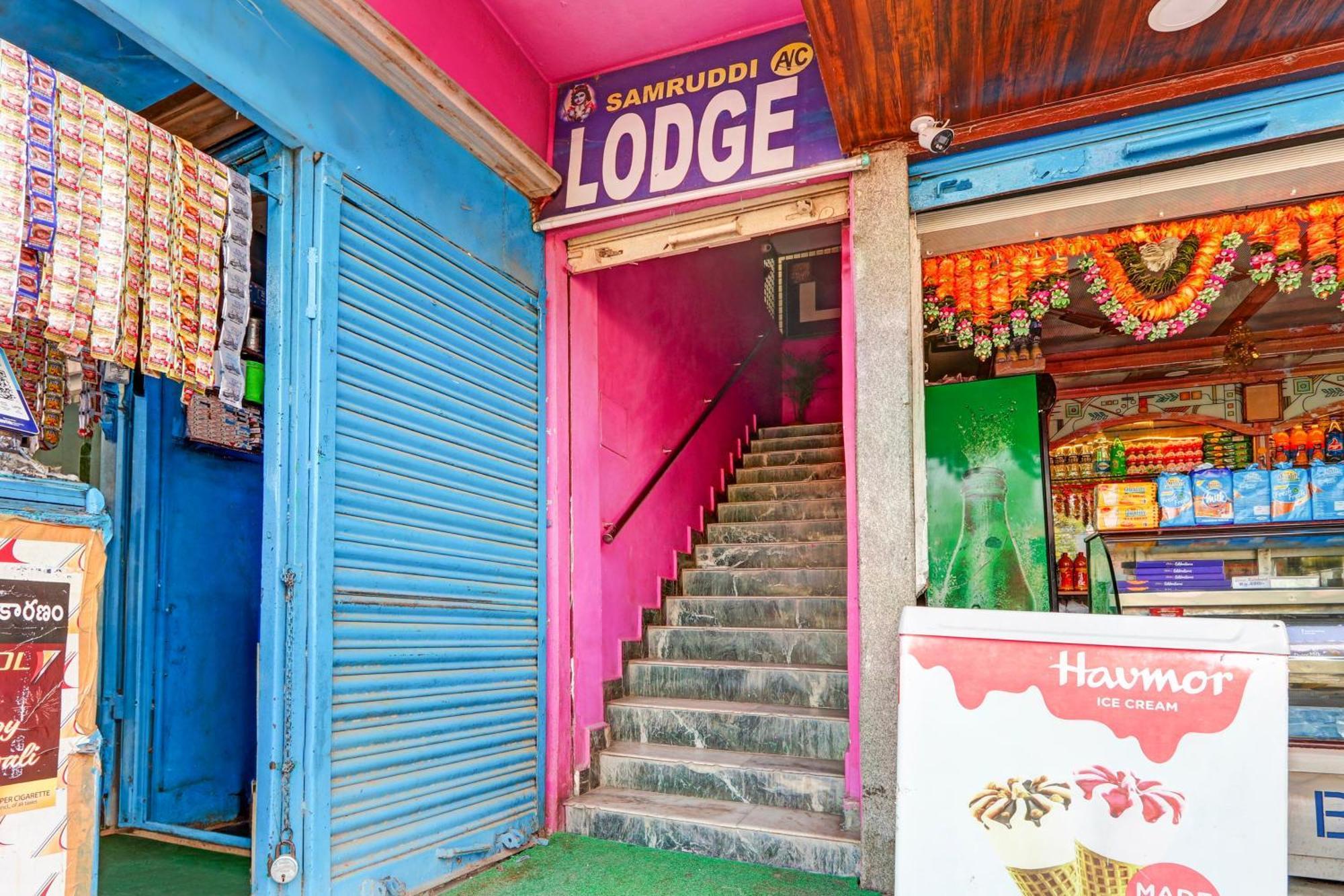 Oyo Flagship Hotel Samruddhi Lodge Nirmal  Buitenkant foto