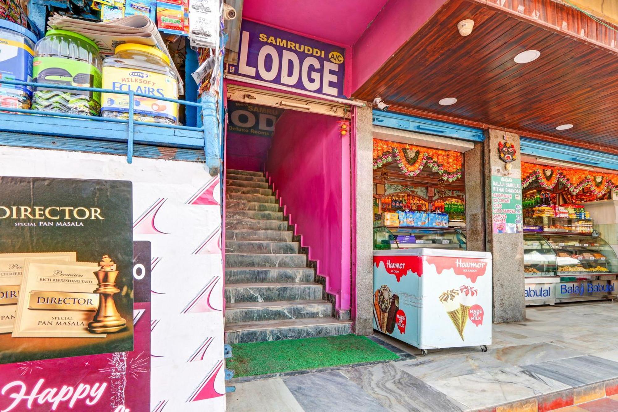 Oyo Flagship Hotel Samruddhi Lodge Nirmal  Buitenkant foto